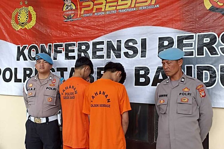 Polisi memperlihatkan dua pelaku penganiayaan yang melakukan pembacokan terhadap pelajar di Bandung. Polisi menangkap tiga dari lima pelaku penganiayaan.