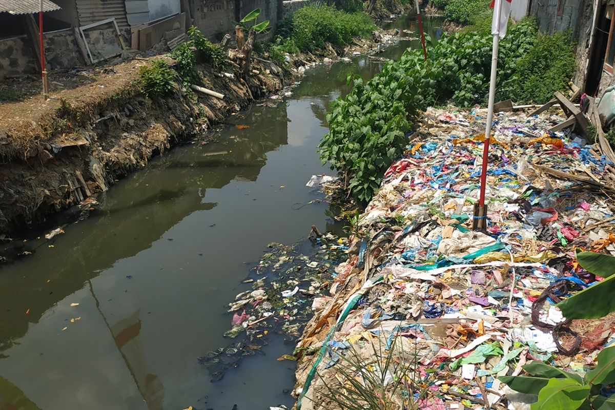 Kondisi terkini Kali Busa atau Kali Bahagia di Babelan, Kabupaten Bekasi, Senin (16/9/2019). Kali Bahagia sempat jadi sorotan warganet lantaran sempat ditutupi sampah plastik sepanjang 2 kilometer lebih.