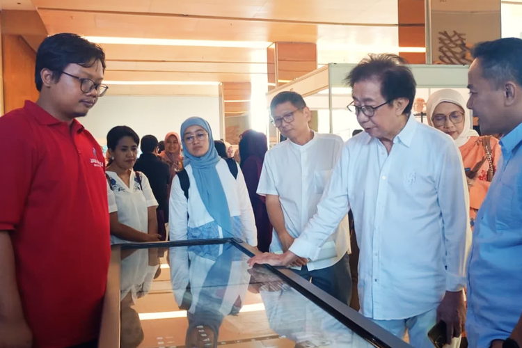 Direktur Sido Muncul Irwan Hidayat saat mengunjungi stand pameran anatomi di HARRIS Hotel & Convention, Surakarta, Kamis (2/10/2025).