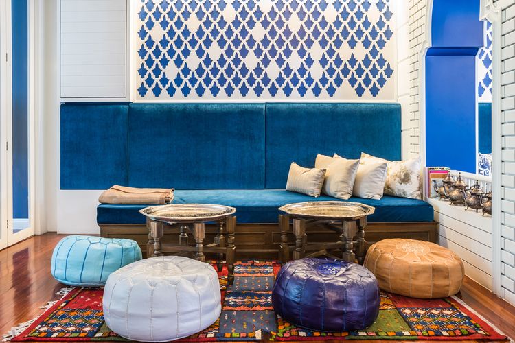 Ilustrasi ruang keluarga bergaya Maroko atau Timur Tengah.