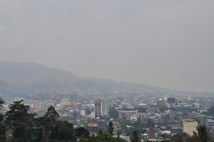 Kabut Asap Pekat Selimuti Ambon, Warga Masih Beraktivitas Tanpa Masker