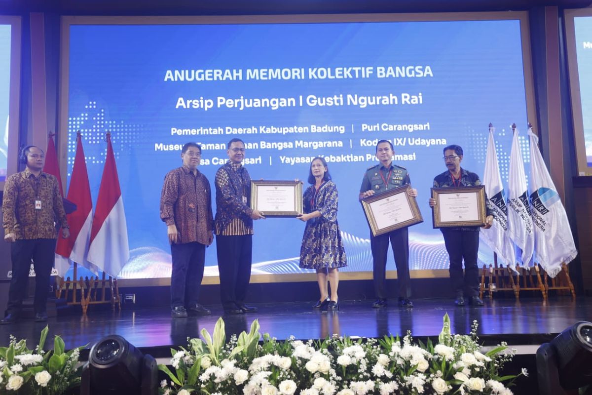 Cucu I Gusti Ngurah Rai, Anak Agung Nanik Suryani saat menerima Anugerah Memori Kolektif Bangsa di Jakarta, Kamis (22/5/2025).