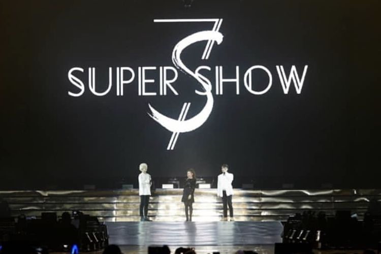 Boyband asal Korea Selatan Super Junior berduet dengan Rossa dalam konser Super Show 7S di Indonesia Convention Exhibition (ICE), BSD, Tangerang, Banten, Sabtu (15/6/2019).