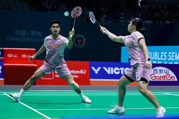Pasangan ganda campuran Indonesia, Jafar Hidayatullah/Felisha Alberta Nathaniel Pasaribu, menelan kekalahan saat berhadapan dengan wakil tuan rumah, Jiang Zhen Bing/Wei Ya Xin, di babak semifinal China Open 2025, dengan kedudukan 21-16, 15-21, dan 16-21.
