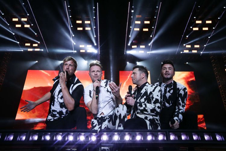 Personel Westlife Kian Egan, Nicky Byrne, Mark Feehily dan Shane Filan menghibur penonton saat konser The Wild Dreams Tour di Jakarta, Sabtu (11/2/2023) malam. Lebih dari 25.000 orang penonton hadir menyaksikan konser kelompok musik asal Irlandia ini.