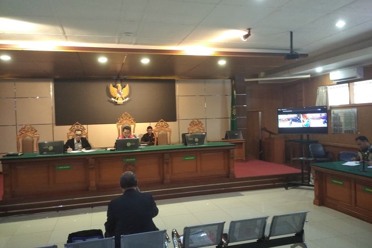 Dosen Pasca Sarjanan Fakultas Hukum Universitas Jabaya, Prof Suhandi Cahaya, saat menjadi saksi ahli di sidang gugatan praperadilan Pegi Setiawan di PN Bandung Kelas IA, Rabu (3/7/2024).