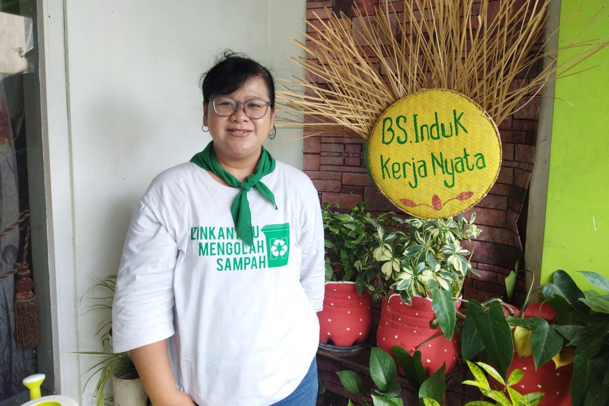Direktur Bank Sampah Induk Kerja Nyata Solo Denok Marty Astuti saat ditemui Kompas.com di kediamannya di Kelurahan Purwosari, Kecamatan Laweyan, Kota Solo, Kamis (3/8/2023).