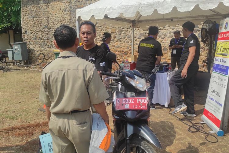 Penampakan motor milik Sahudin, salah satu peserta uji emisi di Taman Margasatwa Ragunan, Jakarta Selatan, yang dinyatakan tidak lolos karena gas buangnya melebihi batas pada Senin (5/6/2023). 
