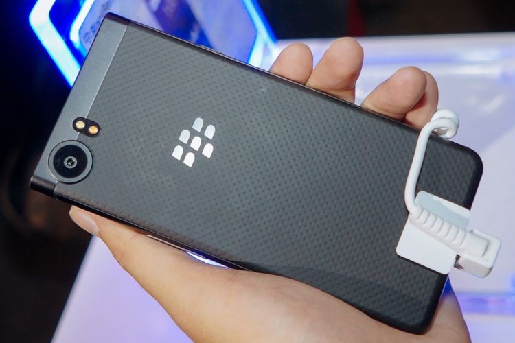 Bagian punggung BlackBerry KeyOne Black Limited Edition terbuat dari bahan bertekstur bintik-bintik yang terasa kesat seperti karet. Logo BlackBerry tertera di tengah.