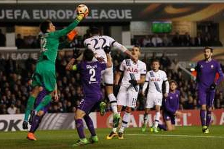 Tottenham melangkah ke babak 16 besar Liga Europa seusai menang telak 3-0 atas Fiorentina, Kamis (25/2/2016).