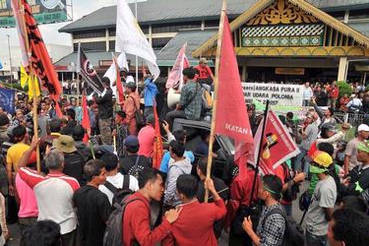 Massa Kongres Rakyat Sumatera Utara memblokir jalan masuk ke Bandara Internasional Polonia Medan, Senin (26/3/2012)