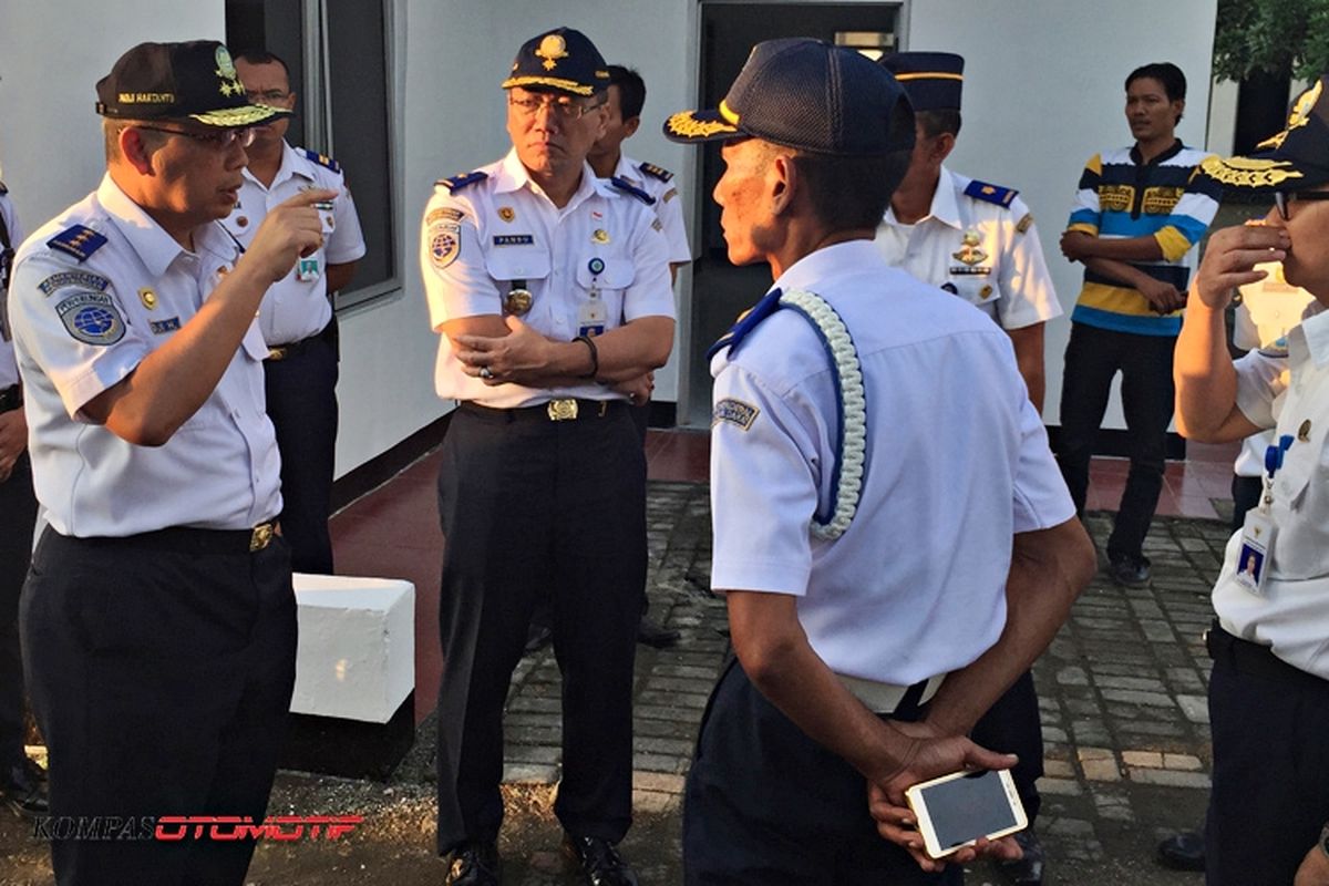 Direktur Jenderal Perhubungan Darat Kementerian Perhubungan Pudji Hartanto bersama jajarannya memantau persiapan arus mudik 2017.