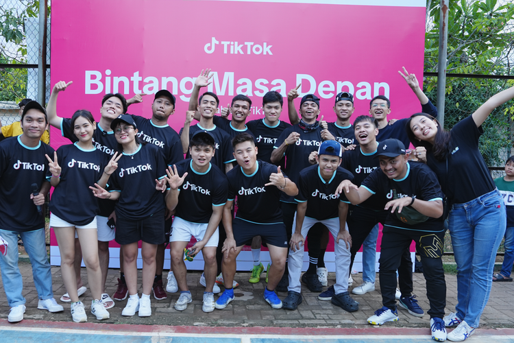Para content creator TikTok ikut menghadiri acara Bintang Masa Depan, di lapangan RPTRA Cipinang Besar Selatan, Jakarta Timur, Sabtu (2/12/2023).
