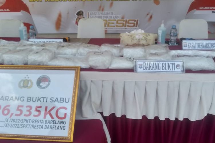Jajaran Satuan Reserse Narkoba (Satresnarkoba) Polresta Barelang menggagalkan penyelundupan 26,535 kilogram sabu asal Malaysia dengan tujuan Surabaya via Jakarta.