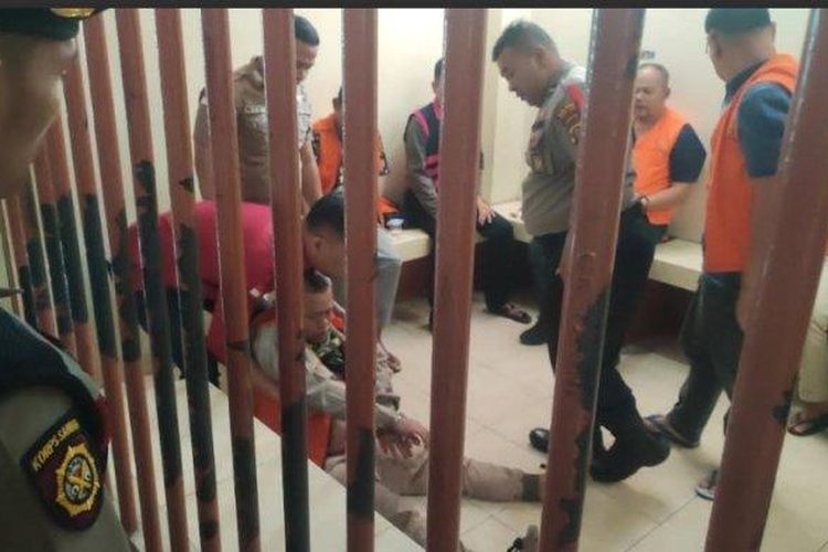 Salah satu terdakwa pembunuhan wartawan di Karo, Bebas Ginting, mendapatkan penanganan sementara di ruang tunggu tahanan PN Kabanjahe, Kamis (27/3/2025).  Bebas Ginting ambruk saat dibawa menuju ke ruang sidang untuk mengikuti sidang dengan agenda putusan. 