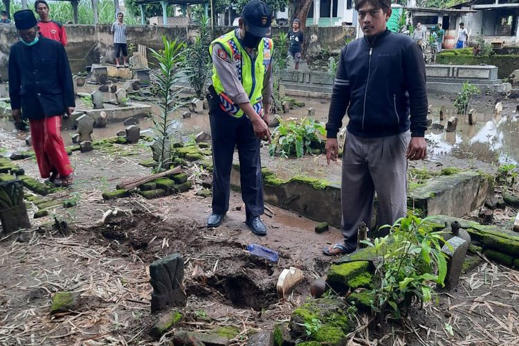 Polisi saat olah TKP penemuan mayat di pemakaman Desa Jongbiru, Kecamatan Gampengrejo, Kabupaten Kediri, Jawa, Timur.