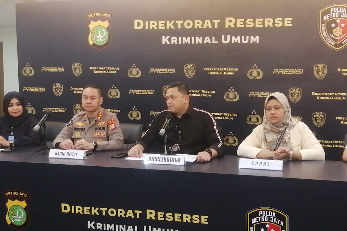 Kabid Humas Polda Metro Jaya Kombes Trunoyudo Wisnu Andiko (kiri) bersama Direktur Reserse Kriminal Umum Polda Metro Jaya Kombes Hengki Haryadi (tengah) saat konferensi pers perkembangan kasus penganiyaan D di Mapolda Metro Jaya, Rabu (8/3/2023)..