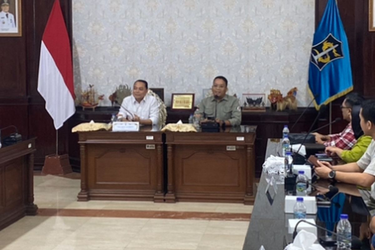 Wali Kota Surabaya, Eri Cahyadi saat bertemu perwakilan minimarket, Rabu (18/6/2025).