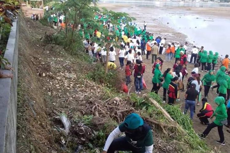 Ibu negara, Iriana Joko Widodo memimpin aksi bersih sampah di kawasan pantai Hatiwe Besar, Kecamatan Sirimau, Ambon, Rabu (20/2/2019)