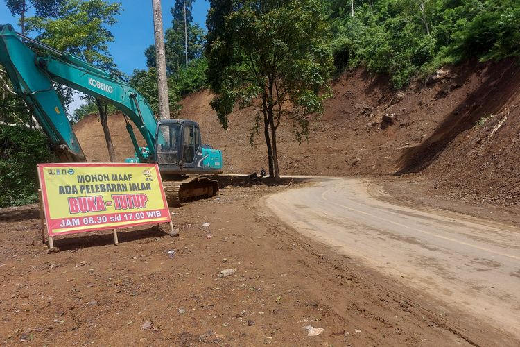 Proyek pelebaran jalan di beberapa titik Jalur Piket Nol, Desa Sumberwuluh, Kecamatan Candipuro, Kabupaten Lumajang, Provinsi Jawa Timur (Jatim).