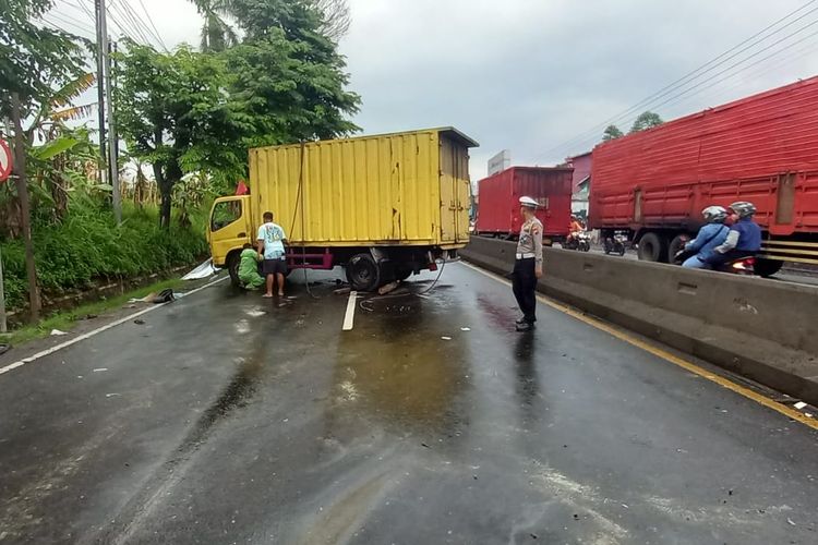 Petugas berhasil mengevakuasi truk yang terguling di jalan nasional Bawen-Semarang