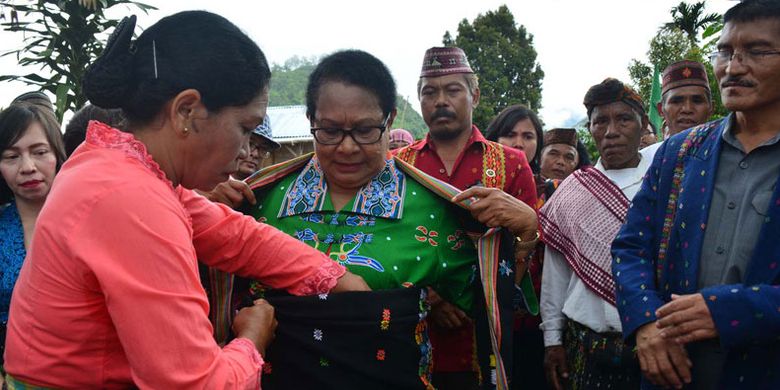 Memakai kain songke, Menteri Pemberdayaan Perempuan dan Perlindungan Anak, Prof Yohana Yembise di Kampung Paang Lembor, Desa Wae Bangga, Kecamatan Lembor, Kabupaten Manggarai Barat, Flores, Nusa Tenggara Timur, Kamis (23/11/2017). 