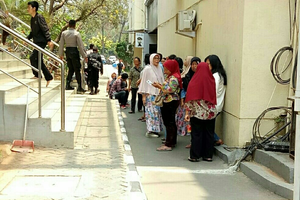 Sejumlah orangtua demonstran berkumpul di depan gedung sabhara Polda Metro Jaya, Selasa (01/10/2019) siang. Mereka bermaksud ingin menjemput anak-anak mereka yang diamankan polisi saat kerusuhan dalam unjuk rasa di sekitaran gedung DPR