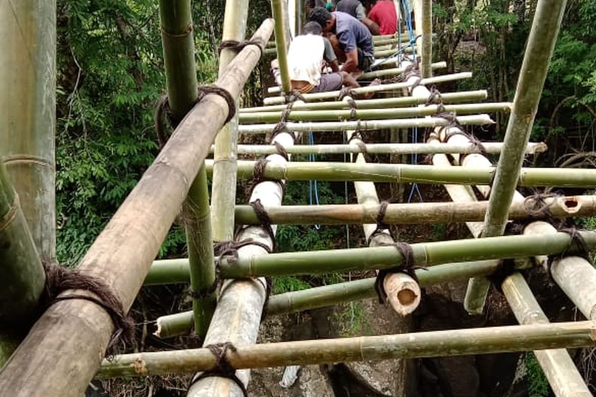 Kisah Warga di Pedalaman Manggarai Timur, Bangun Jembatan Bambu Sepanjang 50 Meter untuk Hindari Banjir Kali