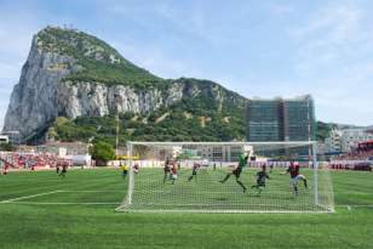 Lincoln Red Imps FC melawan College Europa FC di Victoria Stadium, di Gibraltar, pada 10 Mei 2014. 