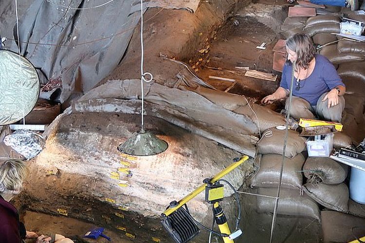 Para arkeolog telah menemukan kasur berusia lebih dari 200.000 tahun lalu di sebuah gua.