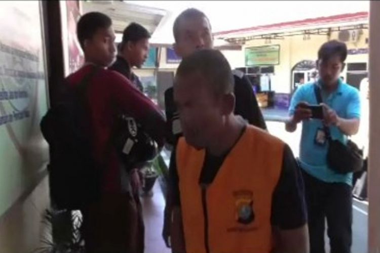 Pria ini ditangkap polisi karena mencuri lampu-lampu jalan raya hingga membuat Kota Mamuju, Sulawesi Barat, gelap gulita.