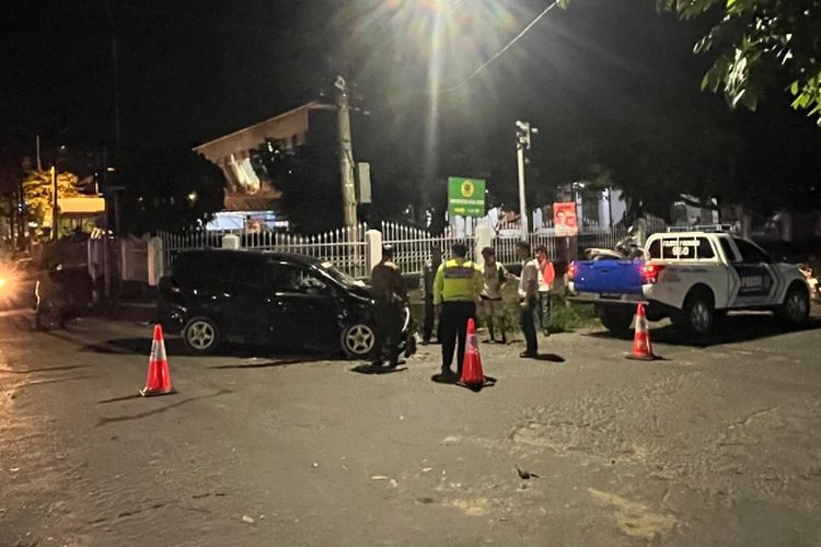 Petugas Satlantas Polresta Pekanbaru saat mengamankan mobil yang menabrak pengendara motor hingga tewas, di Jalan Dr Sutomo, Kota Pekanbaru, Riau, Senin (27/5/2024).