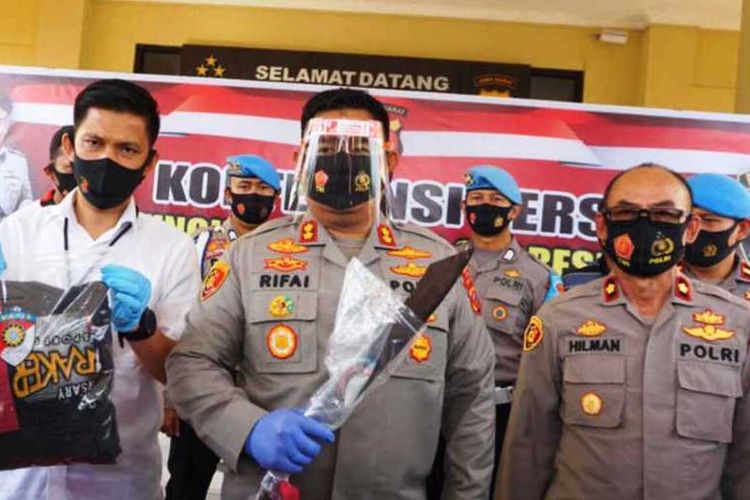 Kapolres Cianjur AKBP Mochamad Rifai (tengah) memerlihatkan golok yang dipakai tersangka LL (26), seorang anggota geng motor yang digunakan untuk membacok Briptu NA, anggota Satuan Sabhara Polres Cianjur.