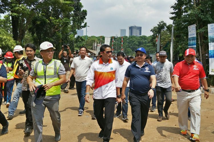 Wakil Gubernur DKI Jakarta Sandiaga Uno meninjau venue Asian Games 2018 di Kompleks Gelora Bung Karno (GBK), Senayan, Jakarta Pusat, Minggu (12/11/2017).