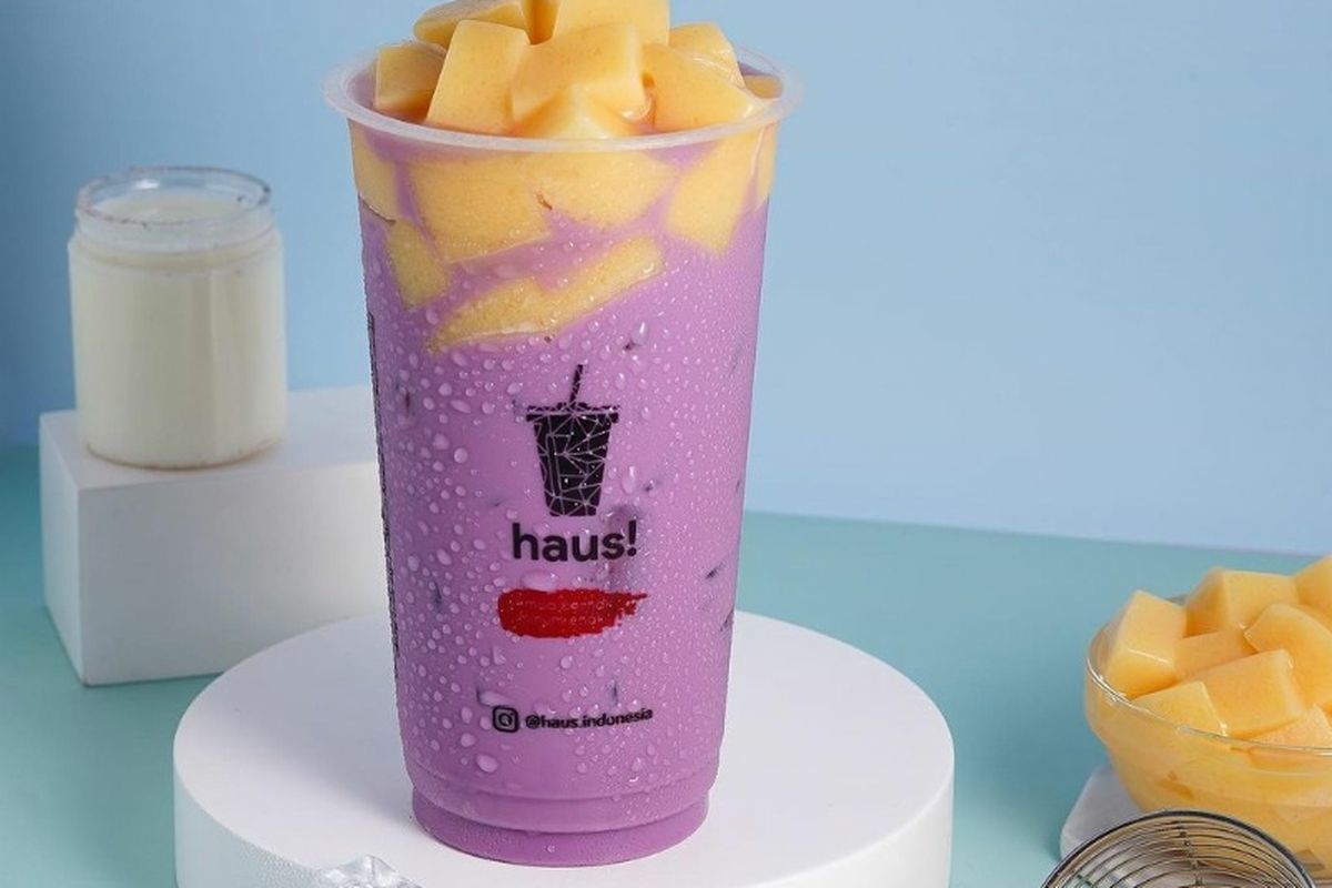 Salah satu minuman yang dijual Haus! Taro egg pudding. 