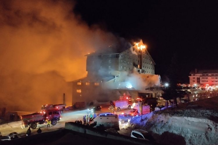 Foto kebakaran yang melanda lantai empat sebuah hotel di resor ski Kartalkaya di Bolu, Turkiye. Api terlihat pada Selasa (21/1/2025) dan sejauh ini telah menewaskan 10 orang, sedangkan 32 orang lainnya terluka.