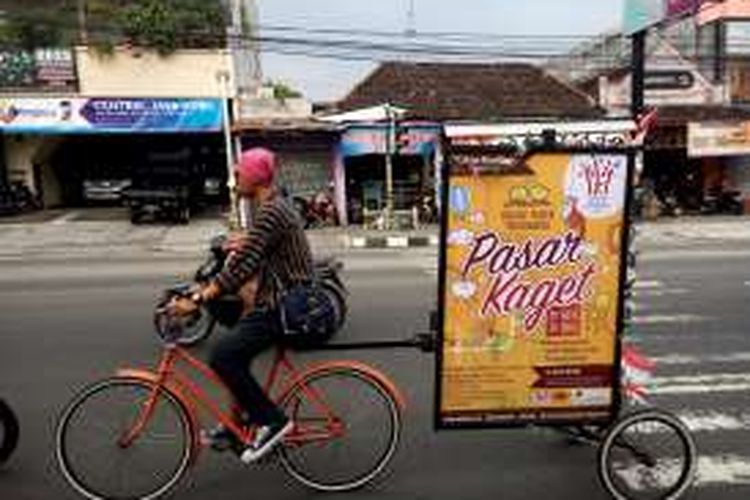 Salah satu Gowes Pitpaganda saat melewati jalan Gedongkuning Kota Yogyakarta, berkeliling membawa papan iklan 