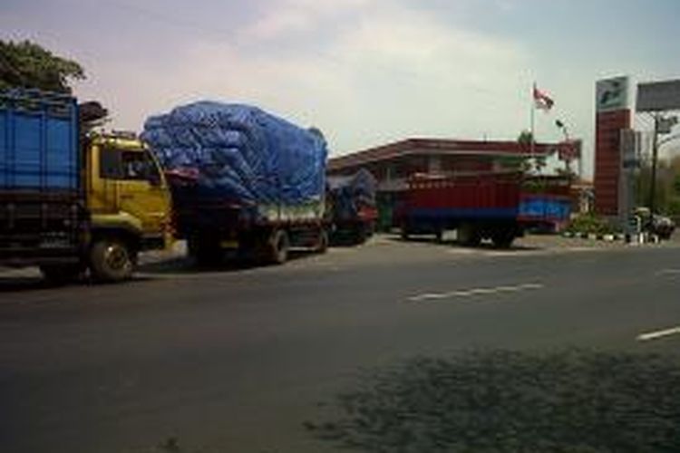 Puluhan truk dengan muatannya sedang mengantri SPBU 54.671.38 Desa Grati Kecamatan Grati Kabupaten Pasuruan.