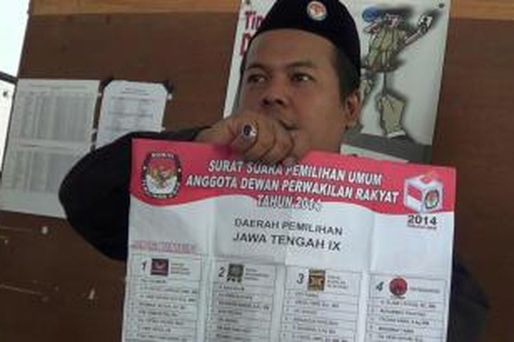 Ketua Panwaslu Brebes, Jawa Tengah, Ahmad Ma'ruf, memperlihatkan contoh surat suara DPR RI Dapil 9 yang dianggap menyesatkan karena nomor urut Caleg berubah dan hanya satu yang benar yaitu dari Partai Gerindra Nomor urut 8 dengan gambar paku mencoblos.  