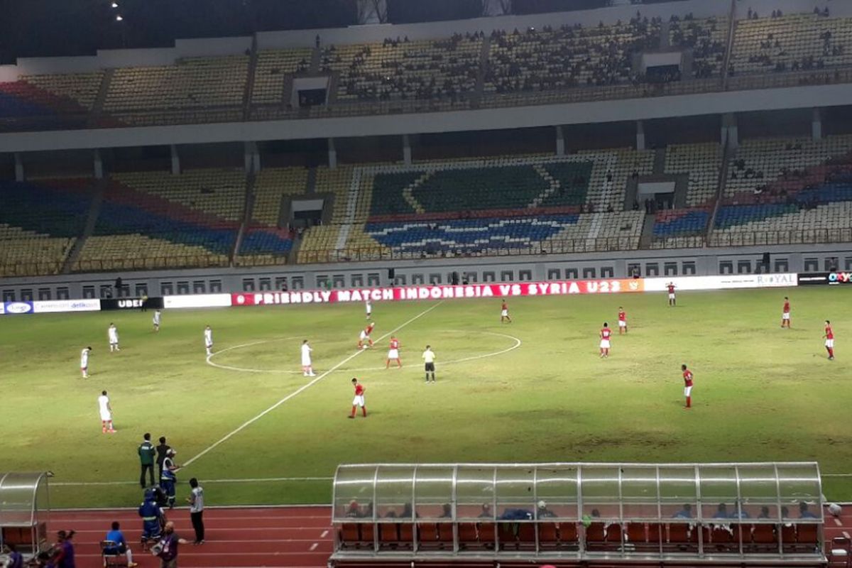 Suasana laga timnas Indonesia vs timnas U-23 Suriah pada laga persahabatan di Stadion Wibawa Mukti, Cikarang, Jawa Barat, Sabtu (18/11/2017).