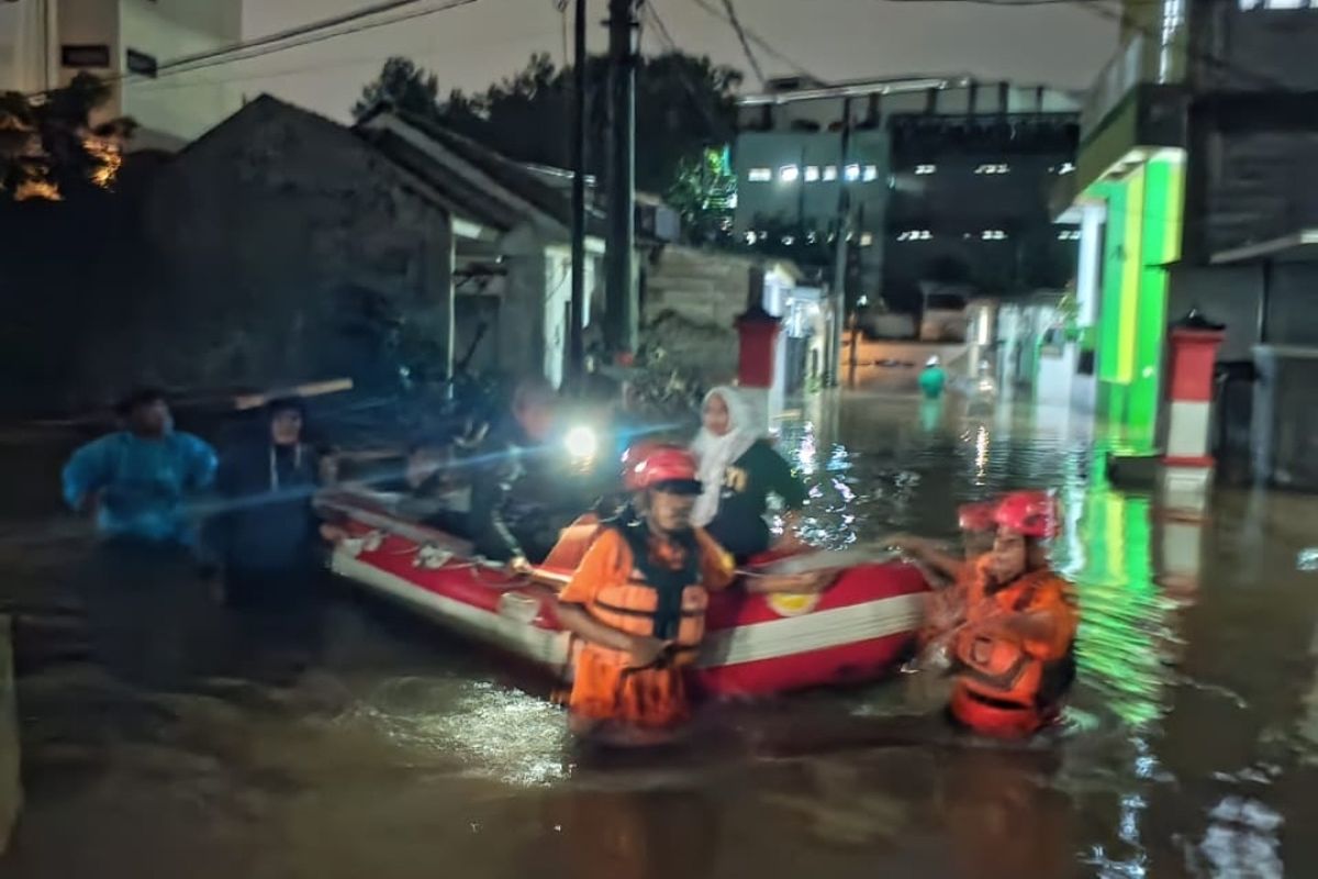Banjir merendam Perum Pamulang Asri 2, RW 09 Kelurahan Serua Indah, Ciputat, Rabu (6/12/2023). Petugas BPBD Tangsel tengah mengevakusasi warga yang terdampak.