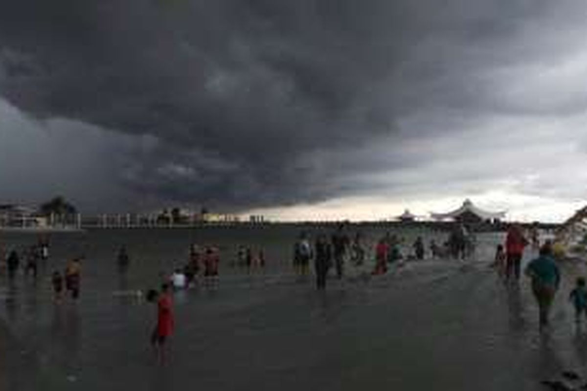 Pengunjung masih memadati kawasan Pantai Lagoon Taman Impian Jaya Ancol, Jakarta, Senin (8/2/2016) sore walaupun hujan turun.