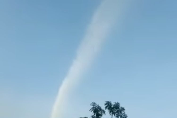 Tangkapan layar video viral langit terbelah di Pacitan, Jawa Timur.