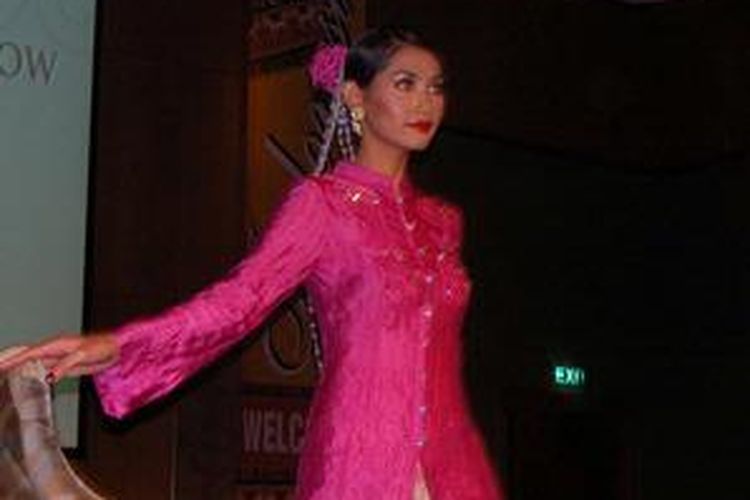 Peragaan busana rancangan Susi Hedijanto ini juga tak kalah menarik perhatian para peserta dialog.