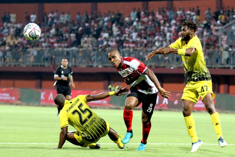 Pemain asing Madura United Pedro Hendrique dijaga ketat pemain Barito Putera saat pertandingan pekan 1 Liga 1 2022-2023 yang berakhir dengan skor 8-0 di Stadion Gelora Madura Ratu Pamelingan Pamekasan, Sabtu (23/7/2022) malam. 