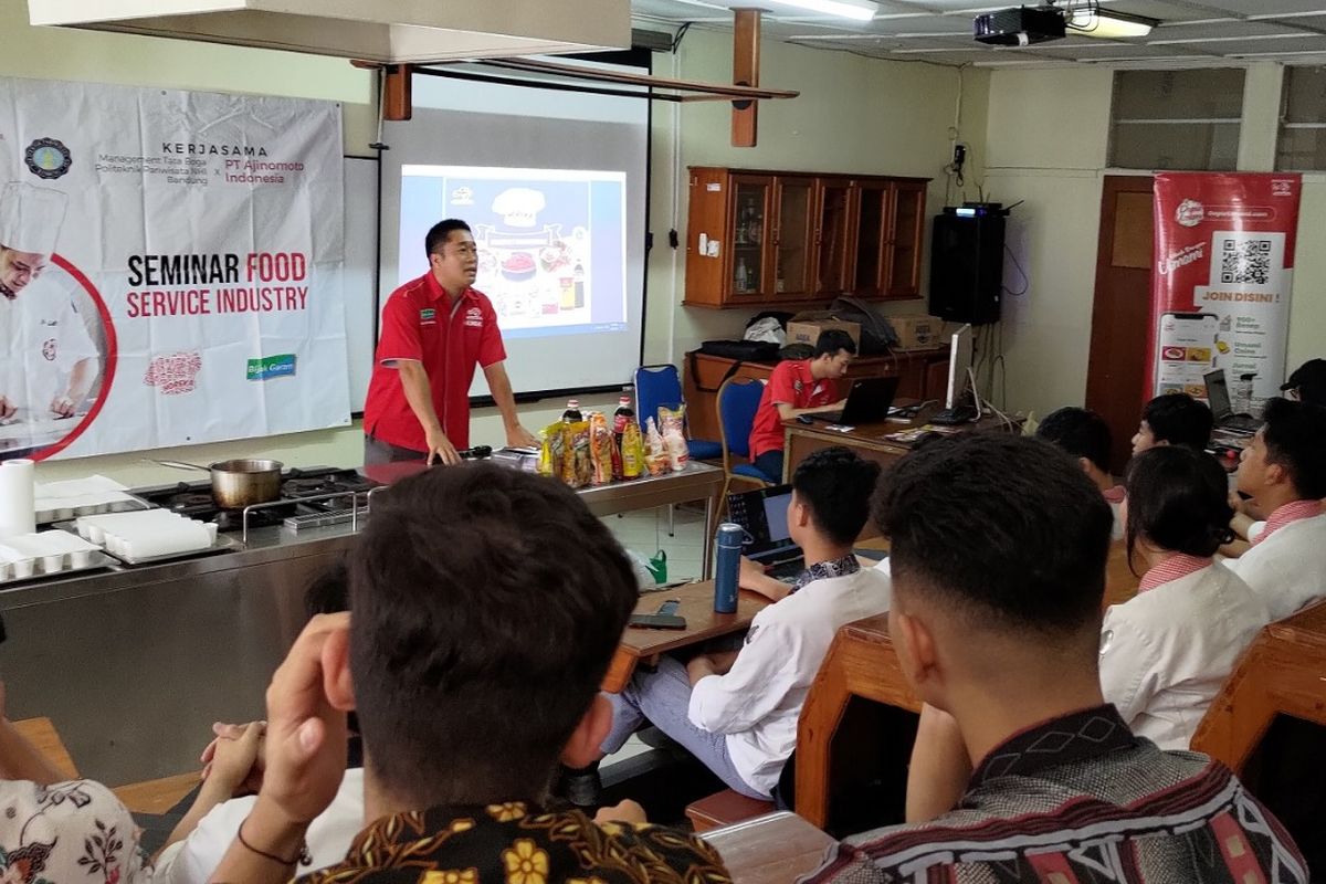 Ajinomoto dalam seminar Modern Cooking pada 26 Mei 2023 di Politeknik Pariwisata NHI Bandung, mengedukasi calon chef atau jurumasak dengan kampanye Bijak Garam.

