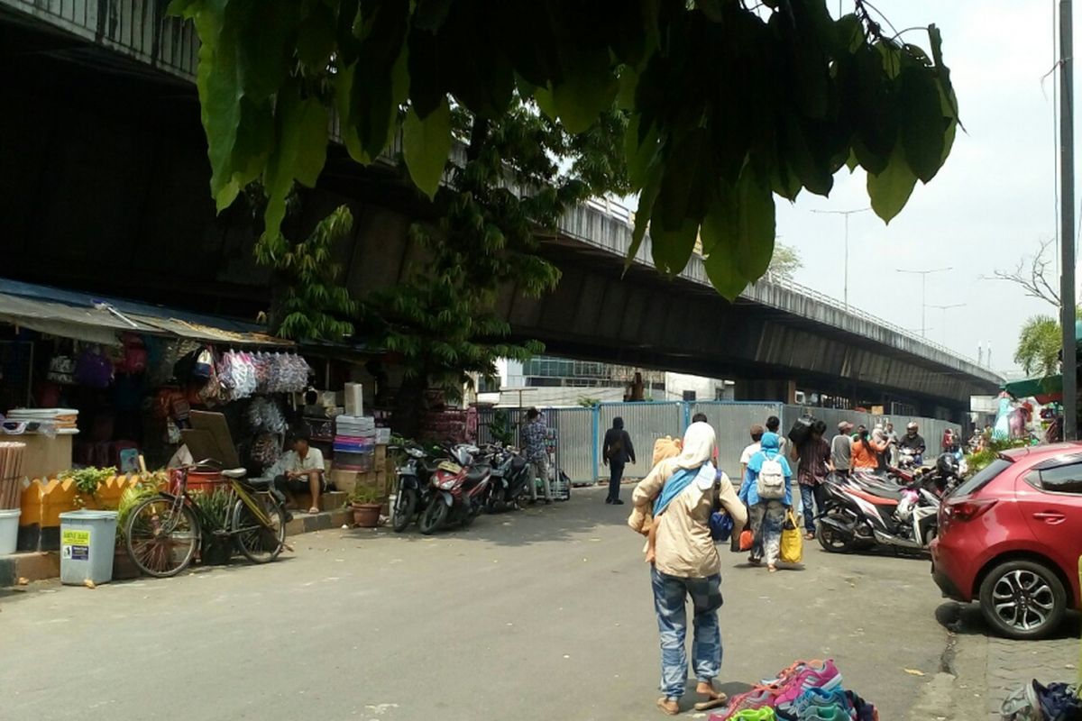 Kios semi permanen di tengah flyover Asemka telah ditertibkan, terlihat sejumlah alat berat berada di kawasan yang telah kosong dan tertutup pagar seng, Jumat (20/10/2017).