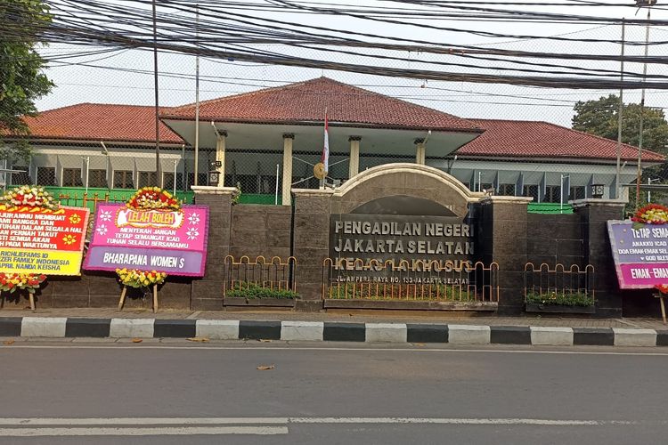 Tampak depan lingkungan Pengadilan Negeri Jakarta Selatan dipenuhi karangan bunga pada Senin (10/10/2022). Karangan bunga itu berisi dukungan untuk Bharada Richard Eliezer atau Bharada E. 