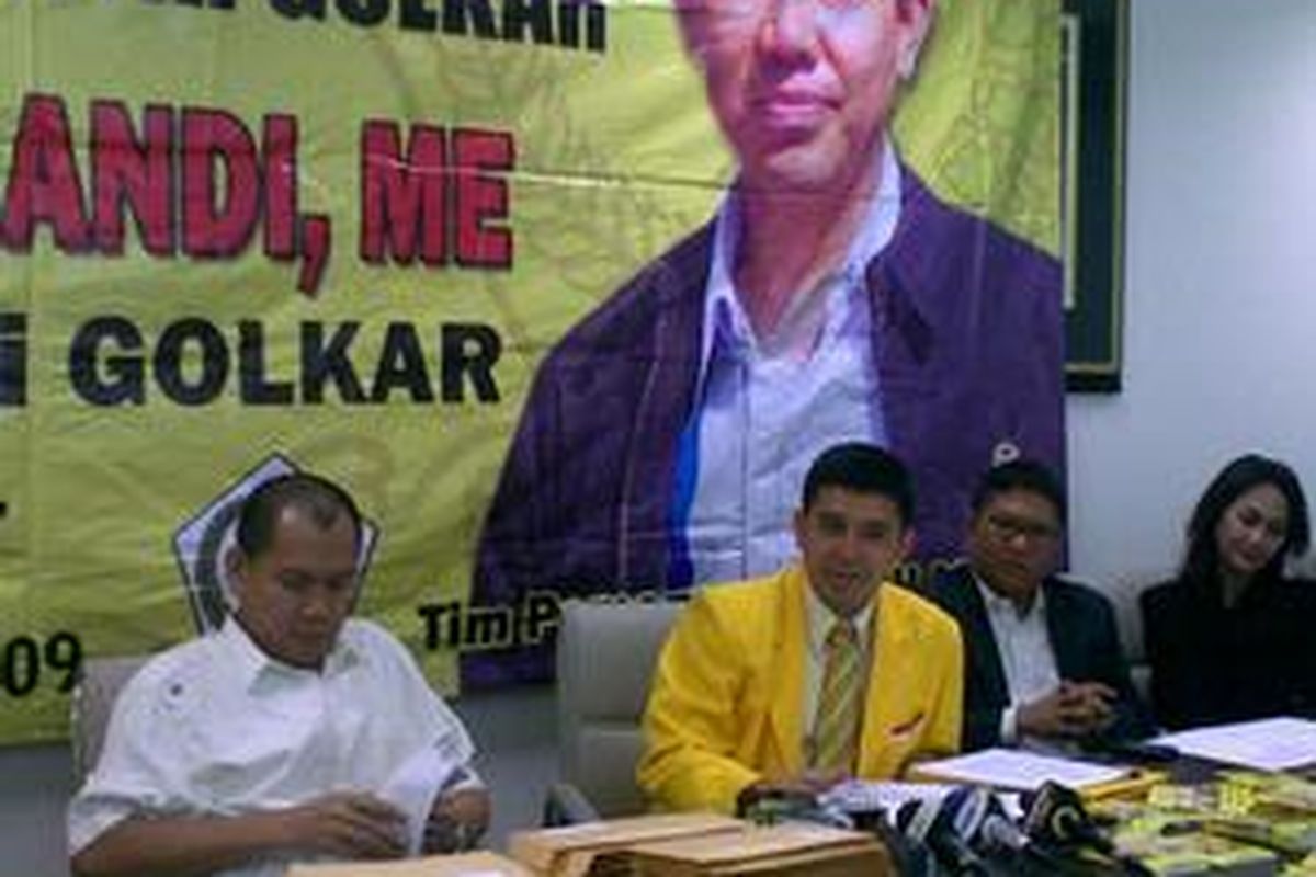 Yuddy Chrisnandi (kedua dari kiri) menggelar keterangan pers terkait kesiapannya maju menjadi calon Ketua Umum Golkar periode 2009-2014 di Menara Karya, Rabu (9/9).