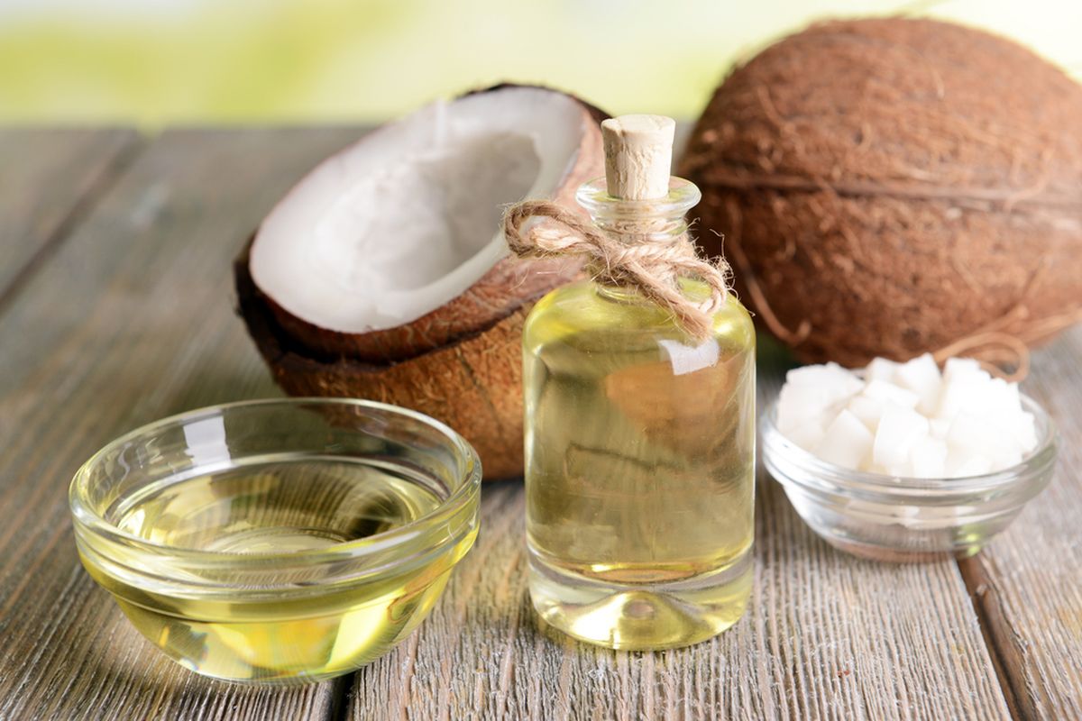 Minyak kelapa memiliki berbagai manfaat kesehatan, termasuk salah satunya menjadi cara menghilangkan ketombe secara alami.